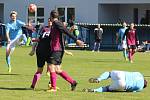 Fotbalisté FK Kralupy 1901 (v modrém) porazili v pátém kole I. B třídy Byšice 2:1.