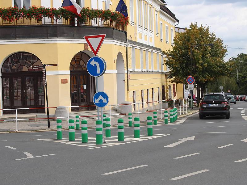 Sociálními sítěmi se valily vlny nevole už od podzimu před dvěma lety, kdy se schweigstillky objevily po rekonstrukci Pražské ulice v městské památkové zóně.