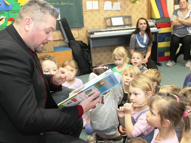 Pepa Melen na návštěvě v tišické školce dětem zpíval a četl.