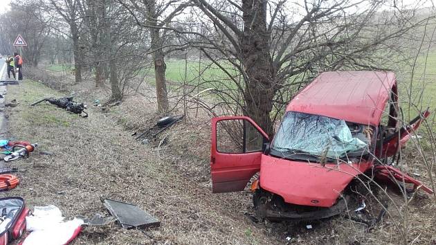 V úterý 14. března v dopoledních hodinách se na hlavním tahu mezi Mělníkem a Mladou Boleslaví stala vážná dopravní nehoda tří osobních automobilů a dodávky. 