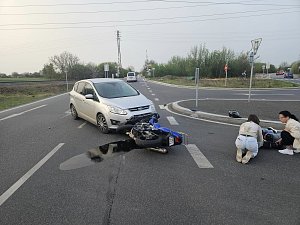 Nehoda se šťastným koncem. O motorkáře se postaraly dvě dámy.