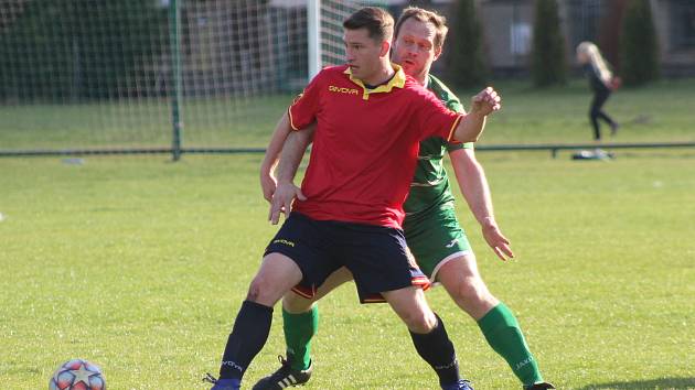 Fotbalisté Sokola Tišice (v zeleném) porazili penaltou v závěru Horní Beřkovice a v jarní části zůstávají stoprocentní.