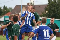 Fotbalisté mělnické Pšovky (v modrém) porazili ve druhém kole I. A třídy Čelákovice 1:0 po penaltovém rozstřelu.