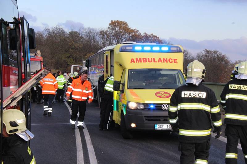 U Nové Vsi havaroval autobus s dětmi a nákladní auto.