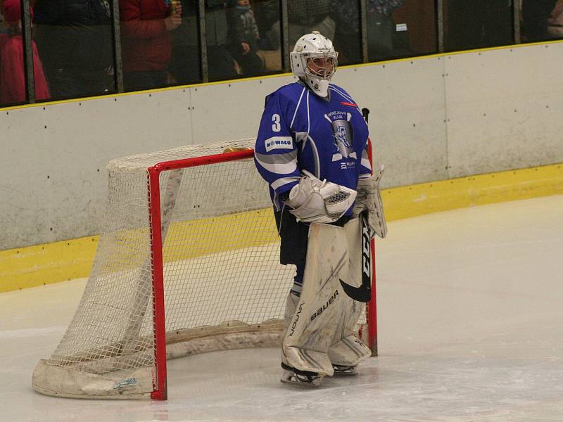 Hokejisté HC Junior Mělník porazili v závěrečném kole základní části krajské ligy okresního rivala HK Kralupy (v modrém) 4:1.