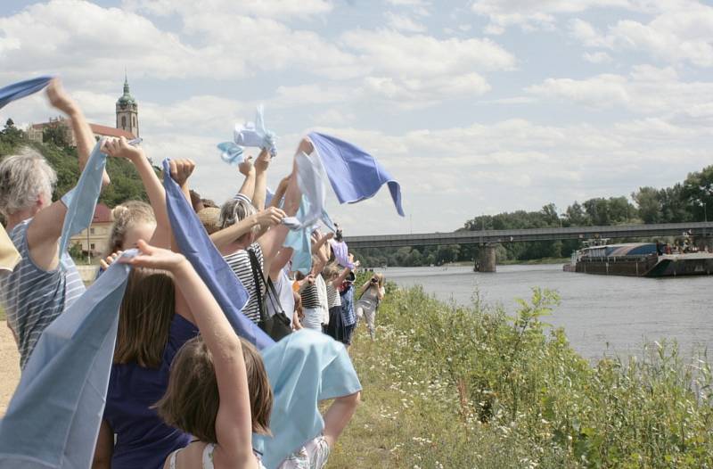 Náplavka před vinařstvím Bettiny Lobkowitz se v pátek zaplnila desítkami lidí převážně v námořnickém oblečení, kteří čekali na připlouvající loď Tajemství.