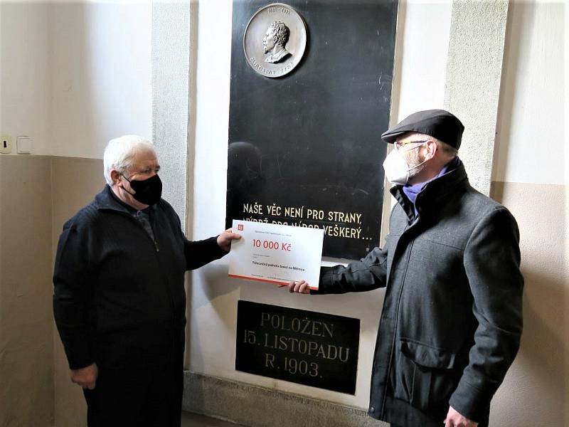 Starosta TJ Sokol v Mělníku Bohuslav Bubník převzal od zástupce ČEZ Teplárenské Pavla Hofschnaidra (vpravo) symbolický šek. Deset tisíc korun jednota použije na nákup cvičebních prvků pro děti a mládež.