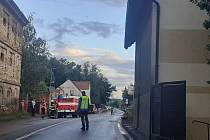 V ulici Pražská v Liběchově odklízejí hasiči zatopené auto.