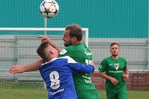 Fotbalisté mělnické Pšovky (v modrém) brali v souboji s béčkem Vlašimi bod po divokém výsledku 4:5 po pokutových kopech.