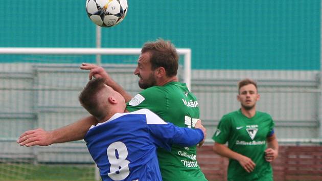 Fotbalisté mělnické Pšovky (v modrém) brali v souboji s béčkem Vlašimi bod po divokém výsledku 4:5 po pokutových kopech.