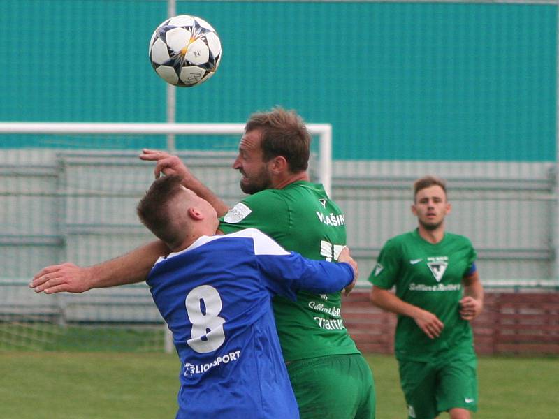 Fotbalisté mělnické Pšovky (v modrém) brali v souboji s béčkem Vlašimi bod po divokém výsledku 4:5 po pokutových kopech.