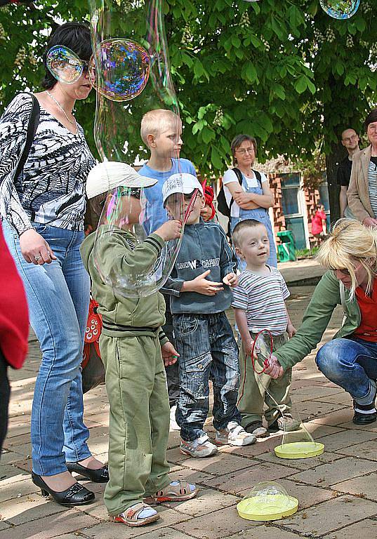 Děti se během odpoledne zabavily bublinami.