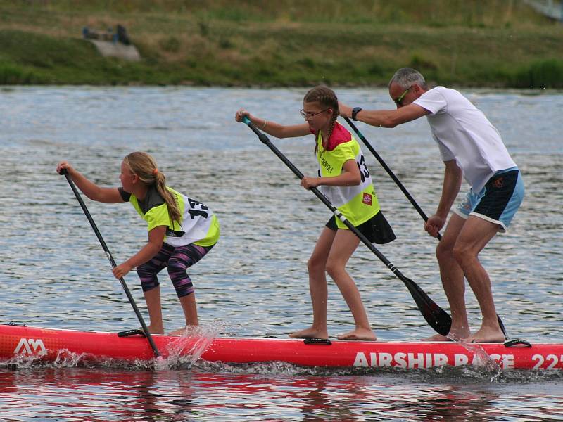 Závody paddleboardech v Neratovicích