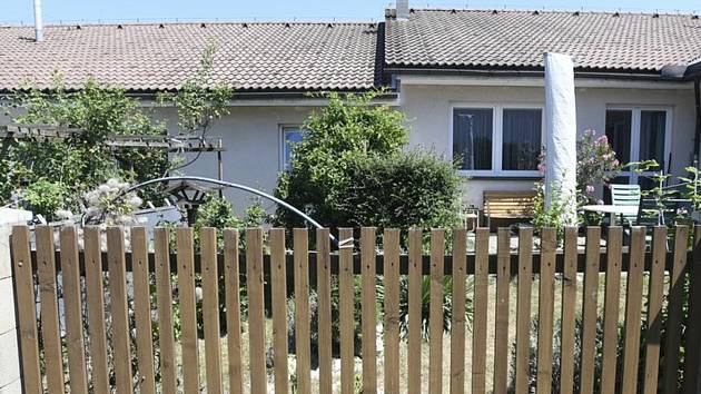 Jeden z domů v Horoměřicích (na snímku z 24. července 2018), který si bývalí klienti zkrachovalé společnosti H-System dostavěli svépomocí.