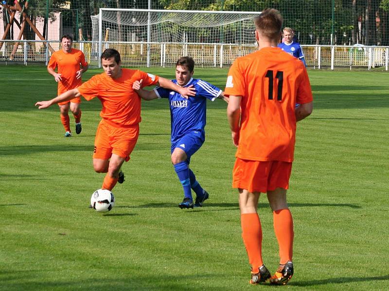 Nelahozeves v derby porazila Vojkovice, tři body Dynamu vystřelil Kobera.