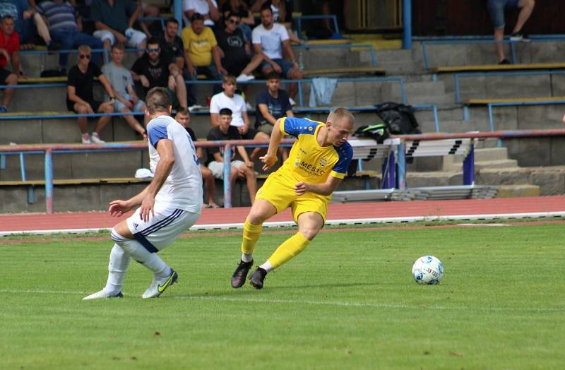 Neratovice (ve žlutém)  ve druhém kole divize B podlehly doma SK Kladno 0:2.