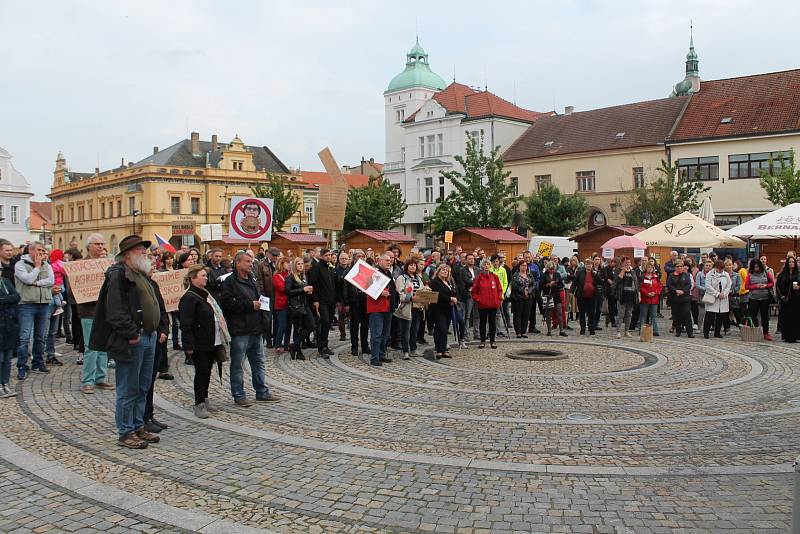 V mnoha městech probíhalo další kolo protestů proti vládě Andreje Babiše. Ani Mělník nezůstal pozadu. Na náměstí Míru se sešlo zhruba tři sta padesát lidí, kteří dali jasně a srozumitelně najevo, co jim na momentální politické situaci vadí.