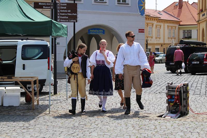 Svatoantonínský jarmark na mělnickém náměstí Míru přilákal v sobotu nejen místní, ale dokonce i turisty ze zahraničí.