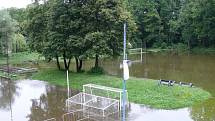 Zatopené fotbalové hřiště v Obříství.