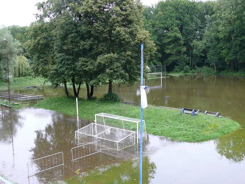 Zatopené fotbalové hřiště v Obříství.