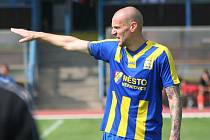 Fotbalisté Neratovic (v modrožlutém) porazili v domácím utkání divize B Tatran Rakovník 2:0.