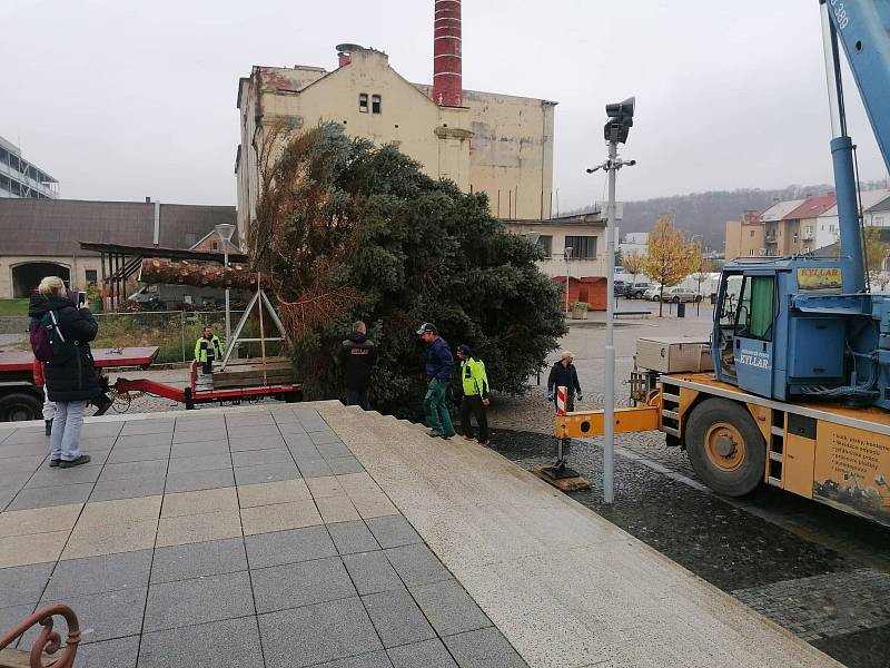 Instalace vánočního stromu v Kralupech nad Vltavou.