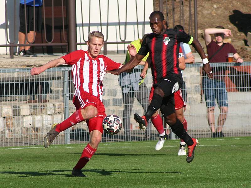 Fotbalisté třetiligových Záp (červenobílé dresy) vyřadili ve druhém kole Mol cupu Viktorii Žižkov, soupeře hrajícího o jednu soutěž výš porazili v penaltovém rozstřelu.