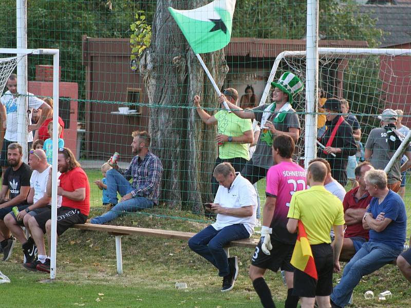 Fotbalisté Čečelic (v zeleném) prohráli s Tišicemi ve čtvrtém kole okresního přeboru 3:4 po penaltách. Pro domácí šlo o první bodovou ztrátu v ročníku.