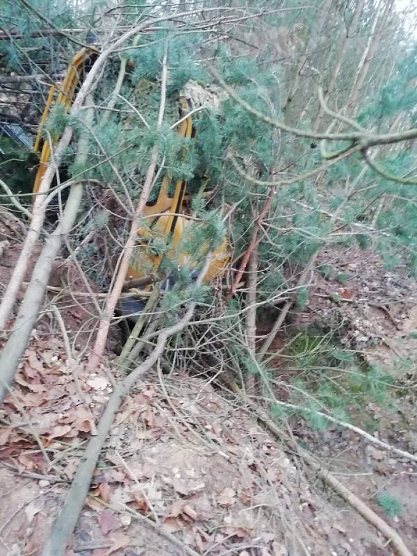 Kradené pracovní stroje zloději ukrývali v lese.