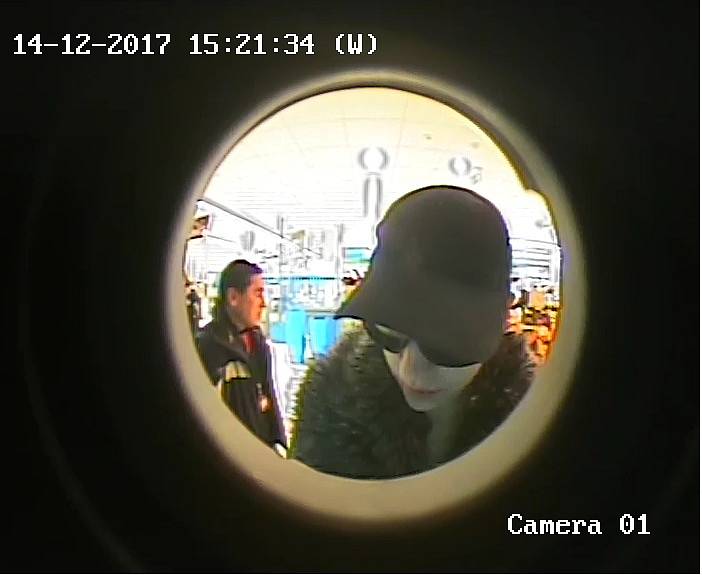 Policisté zveřejnili záběry pořízené kamerou bankomatu – a prosí všímavé občany o pomoc při hledání ženy, jejíž informace by mohly významně pomoci k objasnění případu.