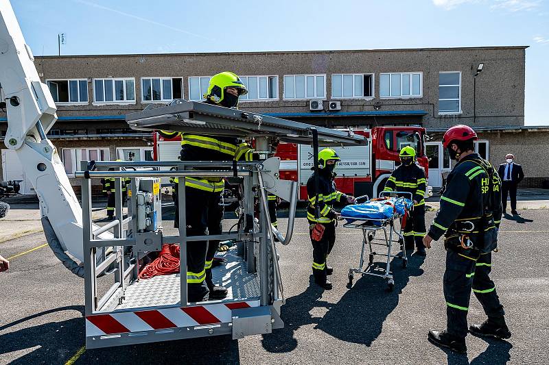 Nového pomocníka mají podnikoví hasiči z neratovické Spolany. Převzali novou zásahovou plošinu za 17 milionů korun, která nahradila tu dosavadní z devadesátých let.