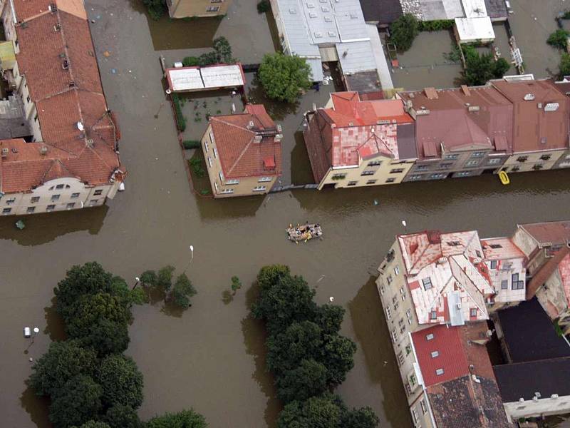 Povodeň v roce 2002 na Mělnicku – letecký snímek: Kralupy nad Vltavou