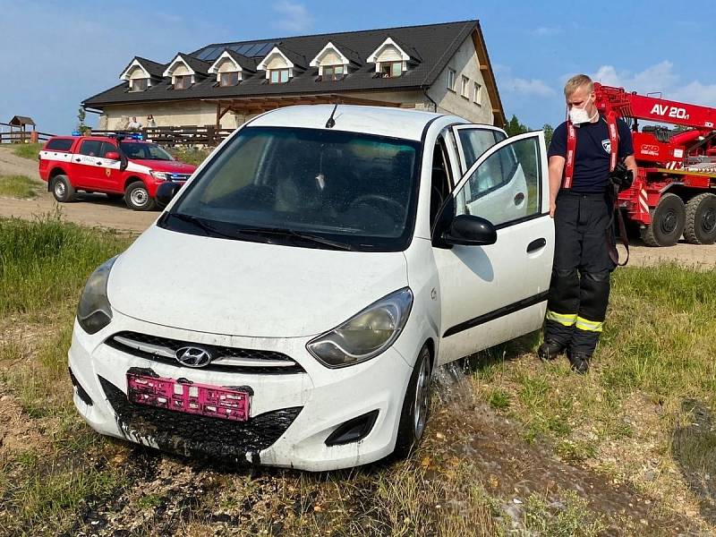 Špatně zabrzděné auto sjelo do jezera ve Vojkovicích.