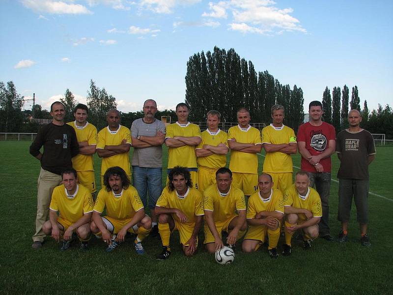 FC Mělník – vítěz III. A třídy 2008/2009 – horní řada zleva: trenér Filipovič, Veltruský, Gabčo, masér Petrik, Zejda, Pelant, Malinský, Fingerhut, Silný, Dombai, spodní řada zleva: Čermák, Koš, Pšenička, Tichý, Chmelař, Krejča.