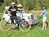Manželé Křtěnští se mohou pochlubit starými bicykly i Škodou Popular z roku 1938.