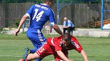 Fotbalisté Kel (v červeném) doma porazili rezervu Českého Brodu 2:0.