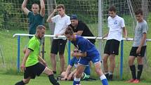 Fotbalisté Dynama Nelahozeves (v zeleném) přetlačili Mníšek 3:2 a oslavili první tříbodovou výhru v ročníku.