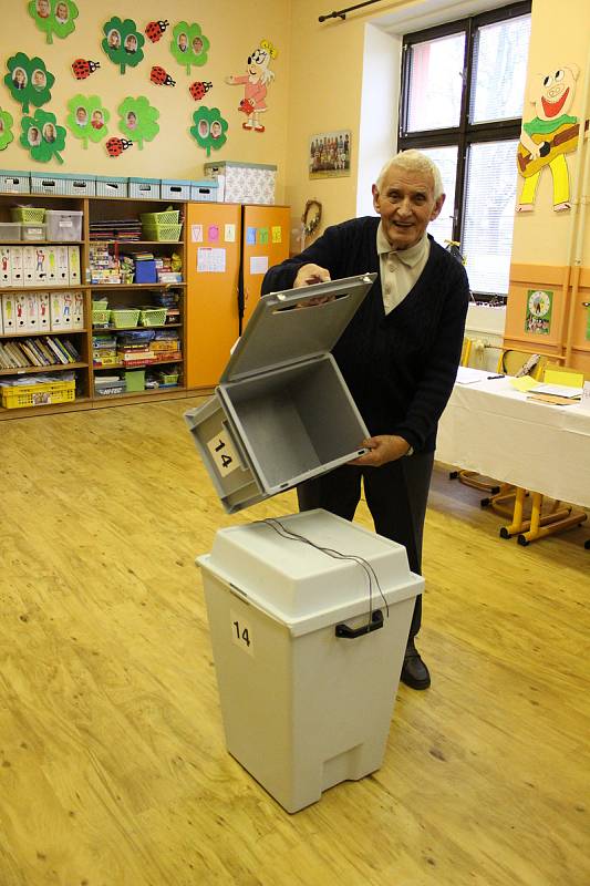 Do dvou volebních místností na mělnické základní škole Jungmannovy Sady se hrnuli voliči už patnáct minut před otevřením volebních místností. Za prvních pět minut tu odvolily zhruba tři desítky voličů.