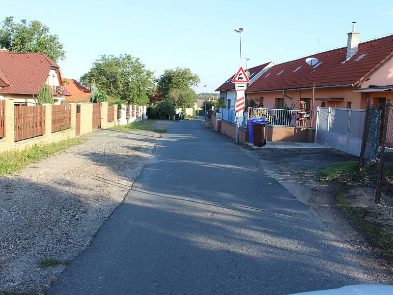 V současné době je v Ovocné ulici asi 34 rodinných domů. Ulice nebude schopna pojmout dopravní zátěž spojenou s výstavbou nových domů ani jejich následnou obslužnost.