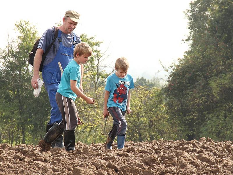 Malí a velcí archeologové hledali v Lobči pazourky.