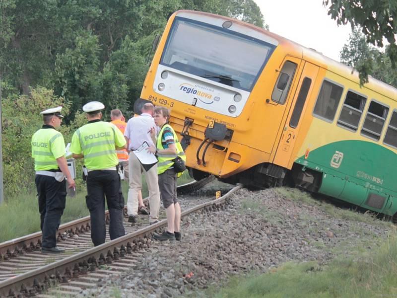 Traktor se srazil v létě roku 2015 s vlakem na železničním přejezdu u Byšic. Oba vagony pak vykolejily. Zraněna byla průvodčí a jedna z cestujících.