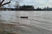 V Neratovicích voda zatopila břehy včetně laviček.