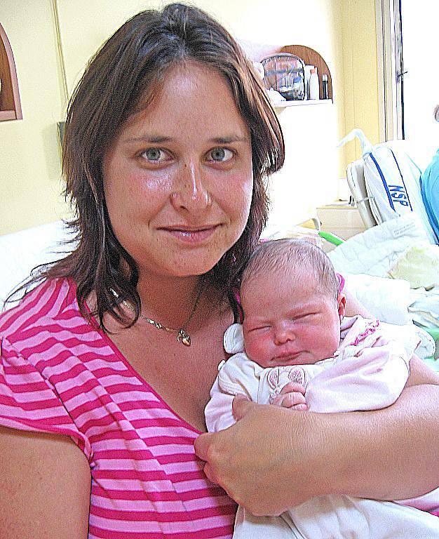 Petra Junová se rodičům Petře Bláhové a Vladimíru Junovi z Mělníka narodila 28. srpna 2011, vážila 3,55 kg a měřila 50 cm. Na sestřičku se těší 3letá Danielka.