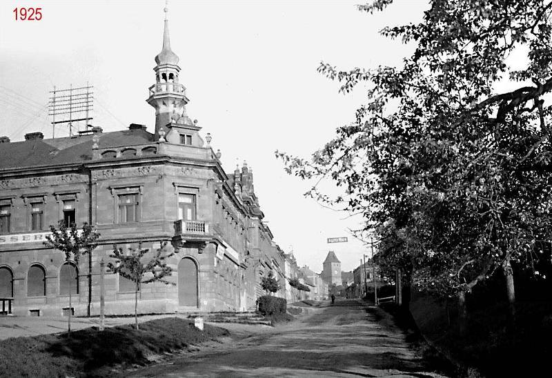 Dům na nároží mělnických ulic Macharova a Pražská ve 20. letech minulého století.