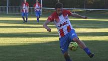 Fotbalisté SK Slavia Velký Borek (ve žlutém) prohráli v domácím prostředí důležitý zápas s předposledním Bakovem 1:3, v tabulce B skupiny I. B třídy tak po jedenácti kolech zůstávají poslední.