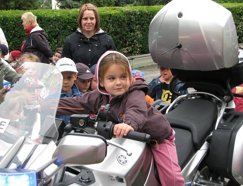 V mělnické mateřské škole Pod Vrchem se v pátek konala preventivní akce s Policií ČR. Děti si se zaujetím prohlédly ukázku policejní techniky a výzbroje. 