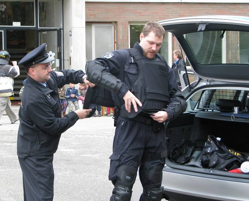 V mělnické mateřské škole Pod Vrchem se v pátek konala preventivní akce s Policií ČR. Děti si se zaujetím prohlédly ukázku policejní techniky a výzbroje. 