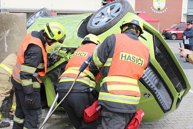 Ze soutěže středočeských hasičů ve vyprošťování při nehodách.