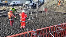 Aktuální práce na budování obchvatu Mělníka: betonáž založení opěry mostu OP1