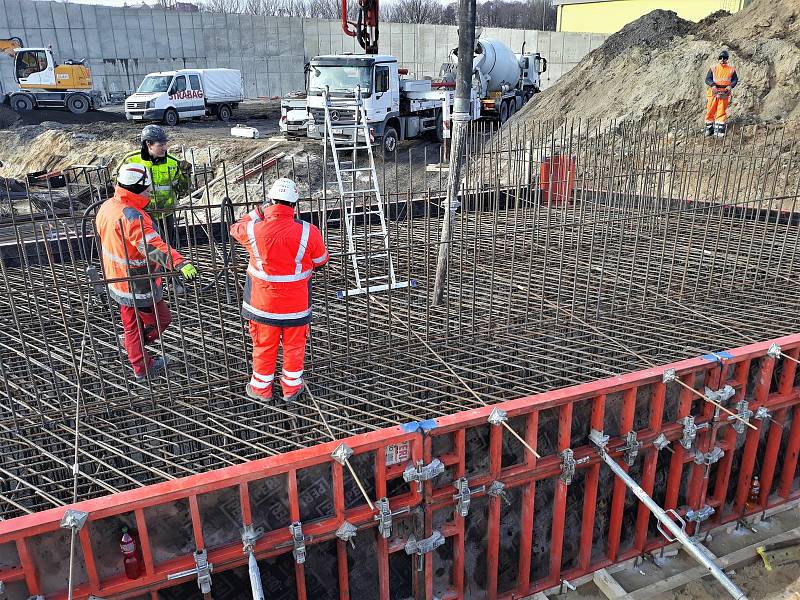 Aktuální práce na budování obchvatu Mělníka: betonáž založení opěry mostu OP1